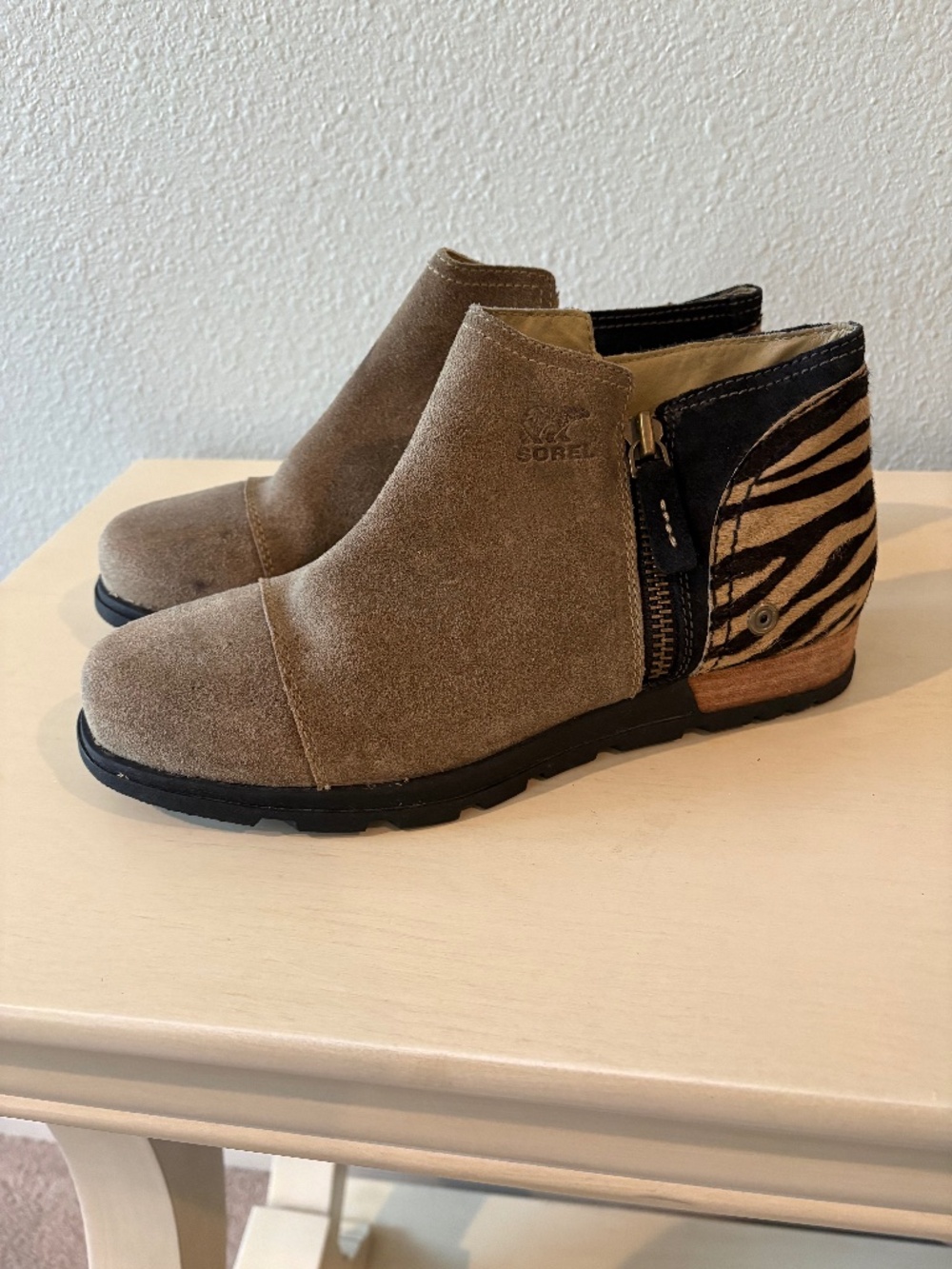 Sorel Waterproof Suede Zebra Booties Size 8
